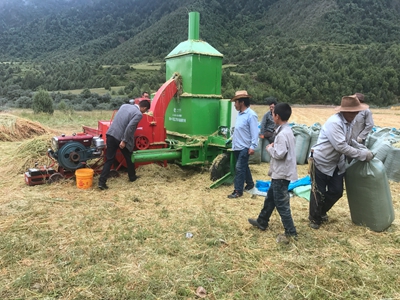 青海秸稈打包機(jī)客戶現(xiàn)場 (7)